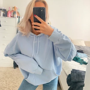 Blå hoddie - Blå hoddie i väldigt fint skick. 