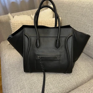 Céline Tote Bag - Väskan är en medium / large! Väldigt rymlig och i mycket bra skick. Jag köpte väskan på en Second Hand butik för några tusen, och vet inte ifall den är äkta men den är i äkta läder!