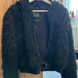  Fake pälsjacka  -  fake pälsjacka aldrig använt bara provat Lite kort i modellen