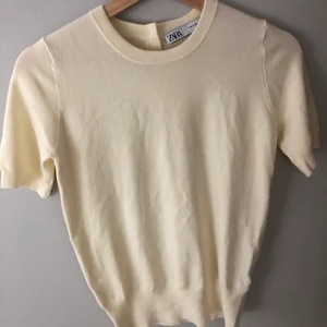 Stickad t-shirt zara - Säljer denna vita/gräddvita stickade tröjan ifrån Zara då den aldrig kommit till användning. Tröjan är i nyskick och köptes för 229kr men säljer för endast 150kr + frakt. Skriv privat för flera bilder eller vid intresse💕 