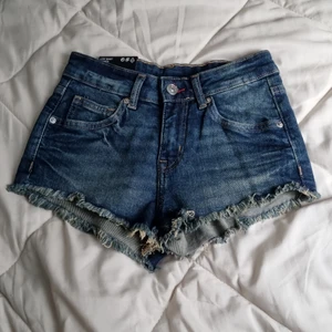 Low waisted - Lågmidjade shorts från H&M i storlek 32. Nyskick då dem aldrig är använda, endast testade. Kontakta mig vid intresse❤️