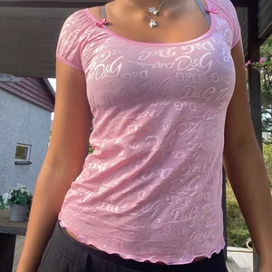 Dolce&Gabbana mesh topp - äkta mesh topp från Dolce&Gabbana!! jättefin ljusrosa färg och supergulliga korta ärmar och detaljer💋💋💕💕💘står stl L men jag skulle absolut säga mer S-M! 