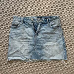 Jeanskjol  - Kjeanskjol från hollister. Hel och fin.