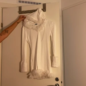 Klänning med luva. - Lite genomskinlig men jättefin på. Använd 1 gång 