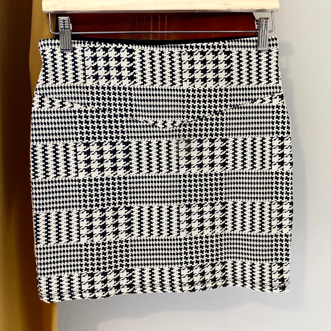 Oanvänd kort kjol från Stradivarius som passar S 