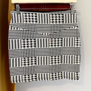 Oanvänd kort kjol från Stradivarius som passar S  - Oanvänd kort kjol från Stradivarius. Det står att den är i st. M men den är mindre och passar S, 37 cm lång. Hämtas i Hornstull eller skickas mot fraktkostnad (51kr spårbart) 🖤🤍