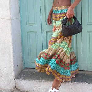 Lång zara kjol - Så så fin kjol från zara men lappen kvar. Perfekt passform och går att ha högmidjat och lågmidjat. Skriv för fler bilder eller frågor!💗💗