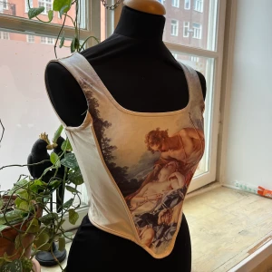 Vintage korsett- vivianne westwood style - Använd två gånger och är fortfarande i fint skick! Dockan den sitter på är en strl. S. 