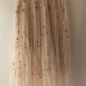 Two Angels kjol - Långkjol i beige med paljettriga stjärnor i guld och silver. Köpt för 900kr.