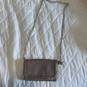 Tiamo väska  - Säljer min tiamo väska💗, varsamt använd💗nypris 300kr💗säljer för 100 köp direkt för 150💗köparen står för frakt💗