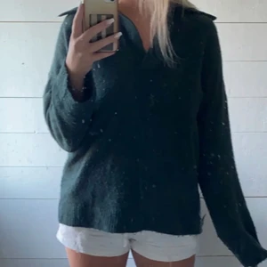 Stickad tröja  - Säljer denna stickade tröjan fast i ljusgrå. 💓💓💓💓använd fåtal gånger 