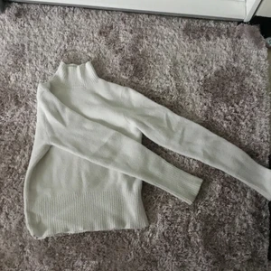 Stickad tröja från zara -  Gosig stickad tröja från Zara i stolek M men passar om du har xs också 