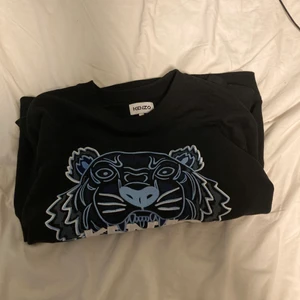 Kenzo sweatshirt storlek M - Köptes för några månader sen och har bara använt ett par gånger (nyskick) rensar garderoben och den ligger bara och skräpar 