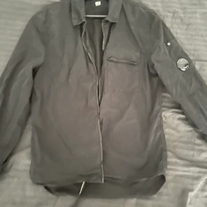 Cp company - Cp company overshirt, st S. Varsamt använd. Funkar till det mesta, går både att stressa upp och ner.