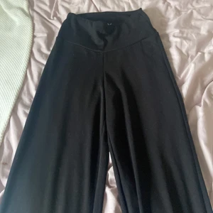 SOC träningsbyxor  - Ett par träningsbyxor som inte sitter tajt.❤️ Dom ser ut och vara jätte pösiga på bilden men dom är inte den på.❤️ Dom är st xs men passar s Orginal pris: 350kr❤️