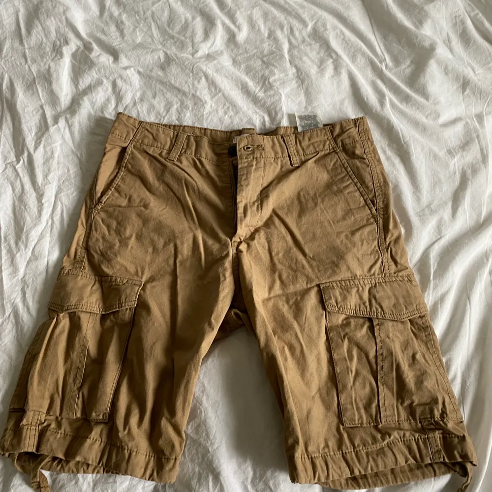 Säljer mina cargo shorts i storlek M de är köpta hos Jack&jons för 500kr Mitt pris 175kr. Jeans & Byxor.
