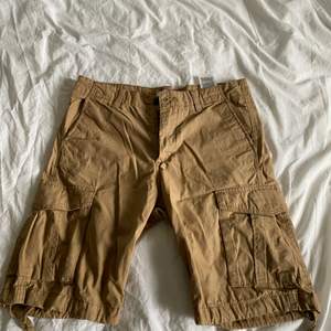 Säljer mina cargo shorts i storlek M de är köpta hos Jack&jons för 500kr Mitt pris 175kr