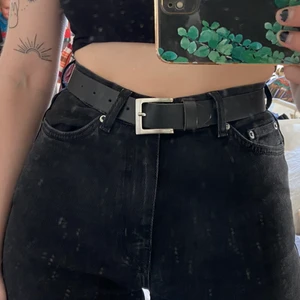 Skärp - Underbart svart skärp som tyvärr är lite kort för mig. Möts i Stockholm eller skickar mot fraktkostnad 🥰