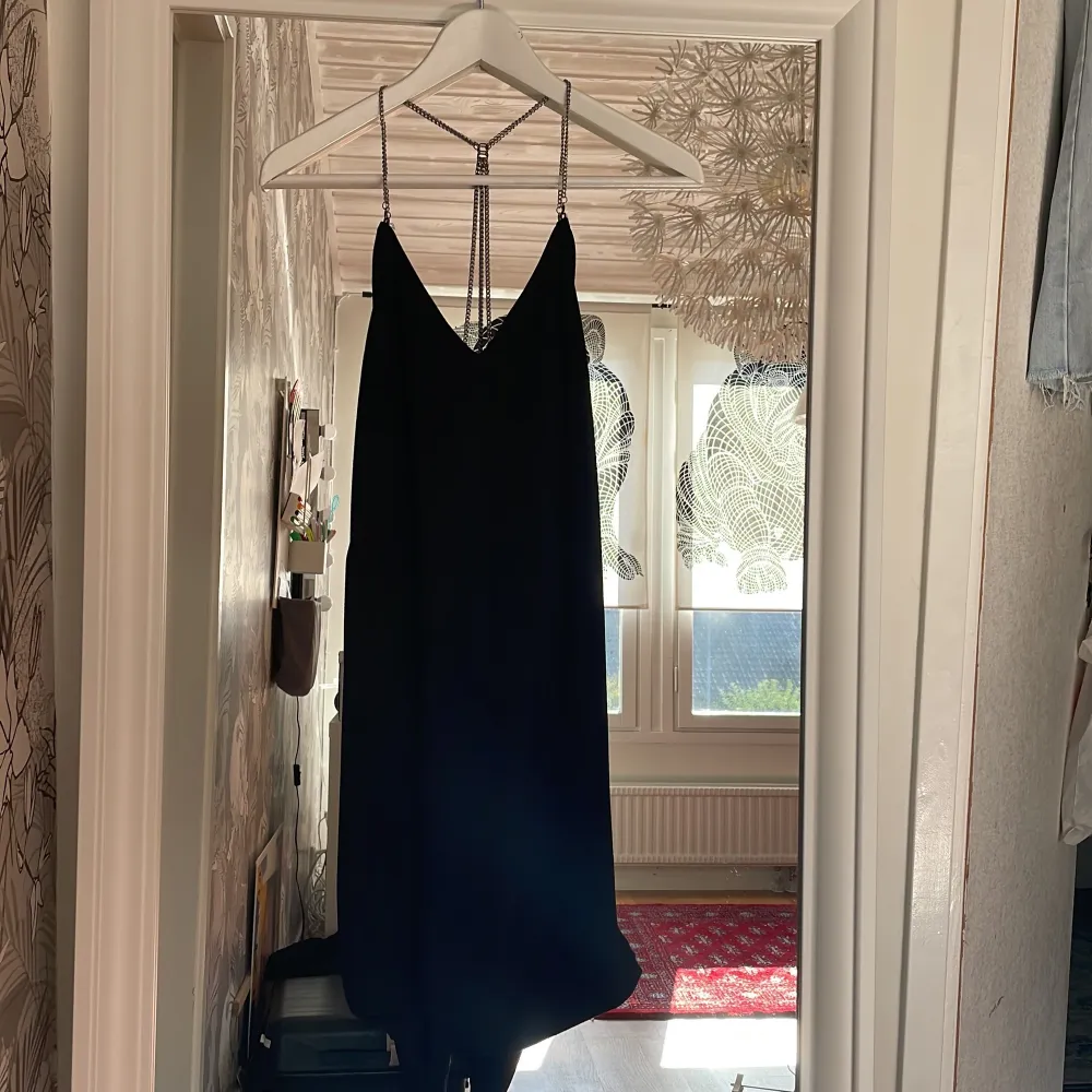Aldrig använd svart klänning frn NLY ONE i storlek M. Luftig och härlig på. Perfekt till nyår eller sommarutgång. Kedjorna gör den så cool! . Klänningar.