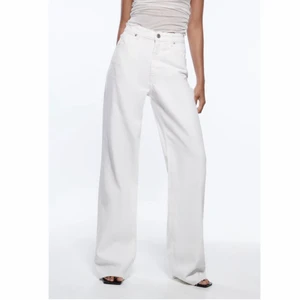 Jeans - Säljer zaras full lenght high waist jeans. Jag har klippt dom så att dom passar mig som är 160 cm men såklart kan nån kortare också ha dem då det bara är att klippa mer. Fint skick då jag endast använt dom 2 gånger. Nypris 400 kr.