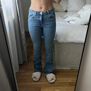 lågmidjade jeans från ASOS. modellen ” New look tall ”. jag har klippt de kortare i benen då jag är 160, fof lite långa. kom privat för fler bilder, frågor eller prisförslag 💗 ( S men passar XS OCKSÅ)