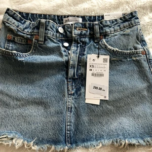 Jeans kjol - En helt oanvänd jeans kjol från Zara. Som aldrig har använts pågrund av att jag själv inte passar så bra i jeans kjol. Men de är en väldigt fin kjol som är i nyskick. Köpte för 300kr men Säljer den för 200kr plus frakt 