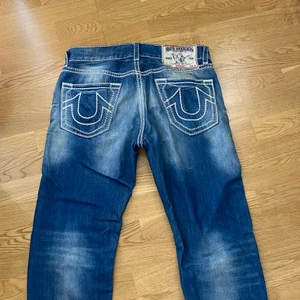 True religion  - Sköna trueys, bra skick då dom inte är jätteanvända. Dm vid fler frågor