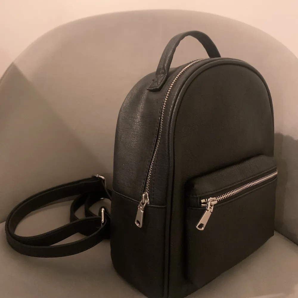 Jättefin svart liten ryggsäck med två fack och justerbara axelband, som tyvärr aldrig har kommit till användning nypris 199 kr.. Väskor.