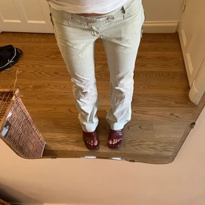 Lågmidjade cargobyxor  - Vita lågmidjade cargobyxor som är lite bootcut