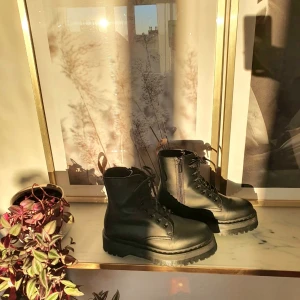 Dr Martens Jadon vegan boots - Helt sprillans nya Jadon Dr Martens (veganska)💕🌱  Har använt dessa en gång men storleken var något för liten för mig❣️  Köparen får stå för frakt men möts annars upp i Uppsala/Stockholm city.