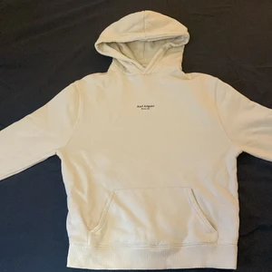 Axel Arigato hoodie  - Focus logo hoodie i offwhite färg köpt våren 2022. Nypris 1 750 kr. Storlek S. Använd ett fåtal gånger. Mycket bra skick. 