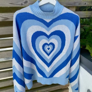 Stickad tröja ifrån New Yorker - Blå hjärtan stickad tröja ifrån New Yorker i storlek L, men passar även M. Inga fläckar eller skador. Tvättas innan den skickas 