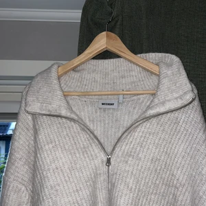 Snug Zip Cardigan - Från Weekday, + frakt