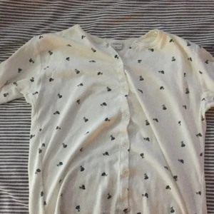 Blommig söt tröja  - Säljer denna tröjan med blåa roser på i storlek L, säljer pga för stor för mig. Köparen står för frakten, tvättas innan den säljs. Har inga fläckar eller hål i sig ser ut som ny 