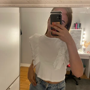 Volang topp - Vit volangtopp! Använd en gång Köparen står för frakt 