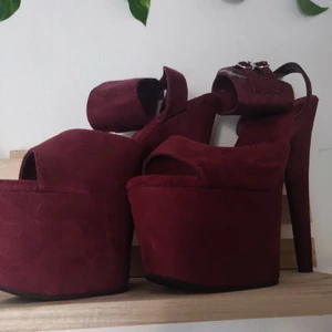 Pleasers - Snygga pleasers i storlek 39. Aldrig använda då de var för stora. Lätta att knyta och anpassa runt ankeln med både kardborre och band. Höjd 8 inches. Dansa loss!💃