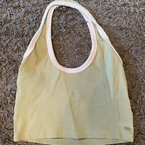 Grön halterneck - En jättefin, grön halterneck från Pull&bear. Använt den flera gånger och tycker den är otroligt fin, men den kommer ej till användning. Storlek M. 75 kr + 29 kr frakt 