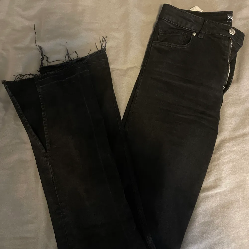 Superfina svarta jeans med slits. Storlek 38! . Jeans & Byxor.