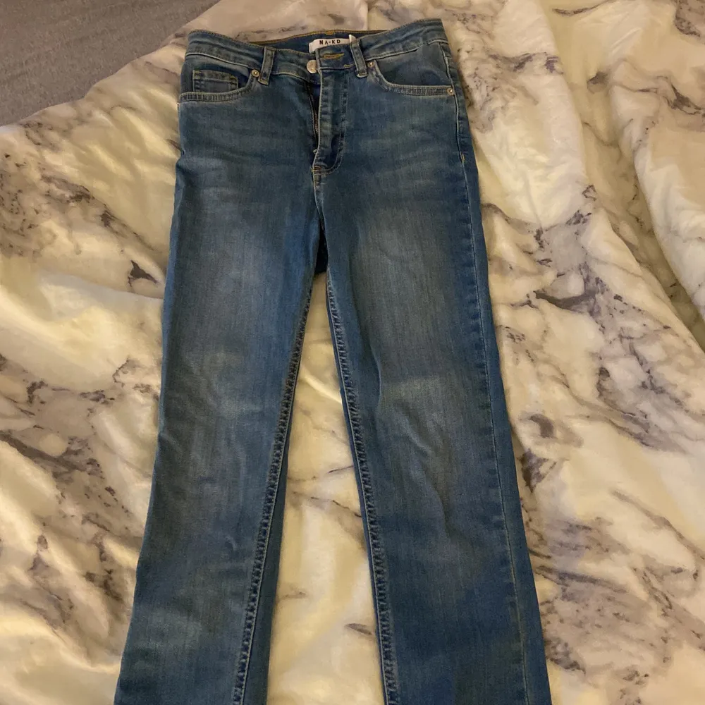 Ett par blåa skinny jeans från Na-kd💙 Jeansen är i storlek 34 och väldigt stretchiga, nyskick endast använda en gång (TRYCK EJ PÅ KÖP NU). Jeans & Byxor.