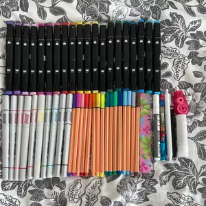 Säljer alla dessa pennor och andra pysselsaker. Är inget fel på dem använder bara inte. Fråga om pris och mer bilder om det skulle behövas !!❤️