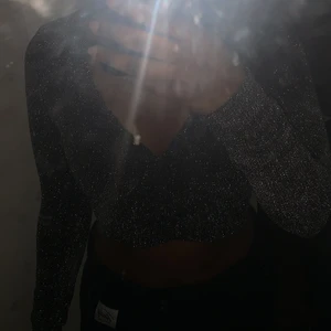 H&M - En glittrande kroppad festtopp! Storlek-xs