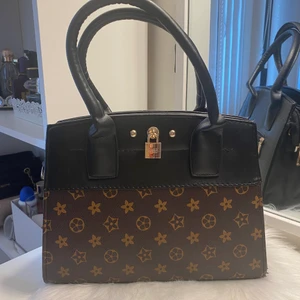 Svart brun hand mellan stor handväska - En vanlig mellan stor väska, svart och brun. Jätte fin och perfekt storlek