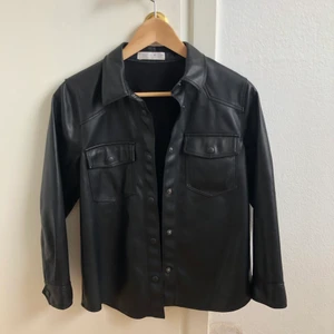 Jacka - Jättefin jacka från zara barn i skinnimitation🥰 så fin passform, och passar perfekt till hösten eller vintern om man har en varm tröja under❤️ i storlek 140, men passar perfekt på mig som vanligtvis har storlek xs🥰 köpare står för frakt❤️