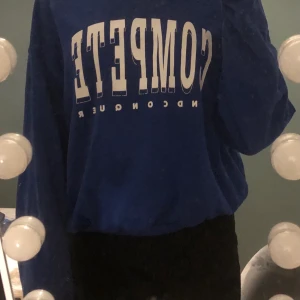Blå tröja - Säljer nu denna blå collegetröja från hm💞