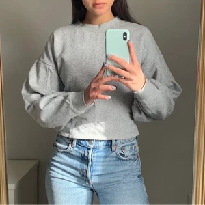 Grå sweatshirt - Figursydd sweater med större ärmar i storlek S.   Köparen står för frakten som ligger på 65 kr och betalning sker via swish<3