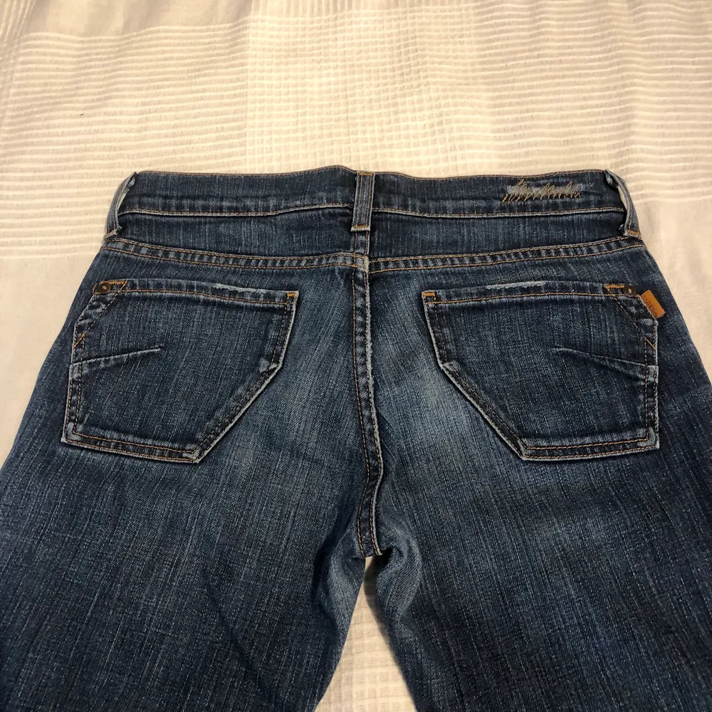 Syper snygga low waist mörk blåa jeans som tyvärr inte passar längre, köpta här på plick sen tidigare. Jeans & Byxor.
