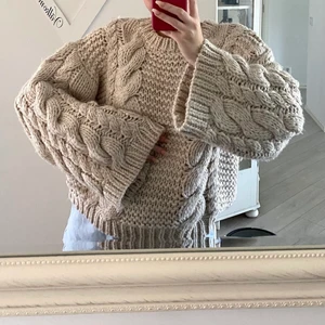 Stickad tröja - Säljer den populära stickade tröjan från Nakd. Nyskick och så mysig, strl S/M. Köpare står för frakt💗💗