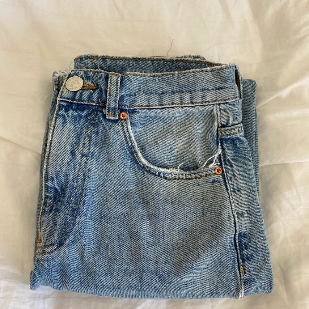 Super sköna jeans från Ginatricot i en ljusblå färg som passar till allt! Jeansen går under naveln på mig men dom går även att vika ner om man vill ha dom mer lågmidlade. Skriv om frågor och mer bilder 💋❤️. Jeans & Byxor.