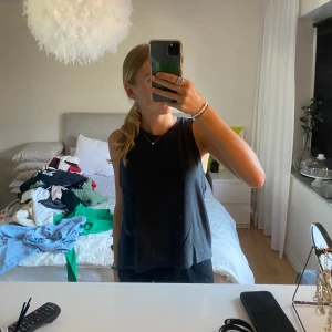 Träningslinne  - Träningslinne från H&M. I strl S. Sparsamt använd. Nypris: 199kr Mitt pris: 70kr Vid en snabb affär kan priset diskuteras 💸 Kan mötas i Tyresö eller skickas. Frakt kan tillkomma! 