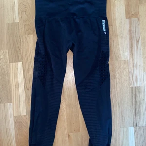 Gymshark träningsbyxor  - Säljer mina träningstights från gymshark då dem ej passar mig. Har använt dem endast 1 gång, så i gott skick som ny. Dem är tighta i storleken. 